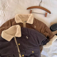 Image d'une veste corduroy pour bébé garçon, par AURORE LUXURE, montrant le confort et le style avec sa doublure en sherpa.