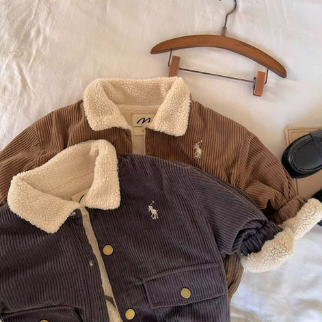 Image d'une veste corduroy pour bébé garçon, par AURORE LUXURE, montrant le confort et le style avec sa doublure en sherpa.