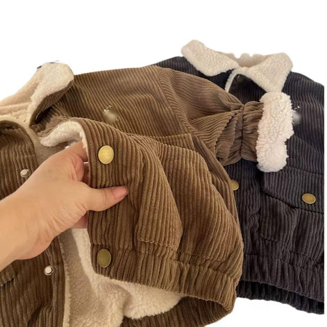 Veste bébé garçon en corduroy avec des boutons et doublure en sherpa par AURORE LUXURE, parfaite pour le style d'hiver.