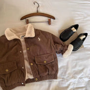 Détails d'une veste en corduroy pour bébé garçon, AURORE LUXURE, avec une élégante doublure en sherpa, idéale pour l'hiver.