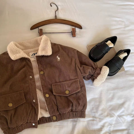 Détails d'une veste en corduroy pour bébé garçon, AURORE LUXURE, avec une élégante doublure en sherpa, idéale pour l'hiver.