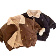 Veste corduroy pour bébé garçon par AURORE LUXURE, avec une belle doublure en sherpa, idéale pour garder les petits au chaud.