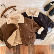 Veste en corduroy pour bébé garçon, modèle AURORE LUXURE, offrant confort avec une doublure en sherpa pour l'hiver, idéal pour les tout-petits.