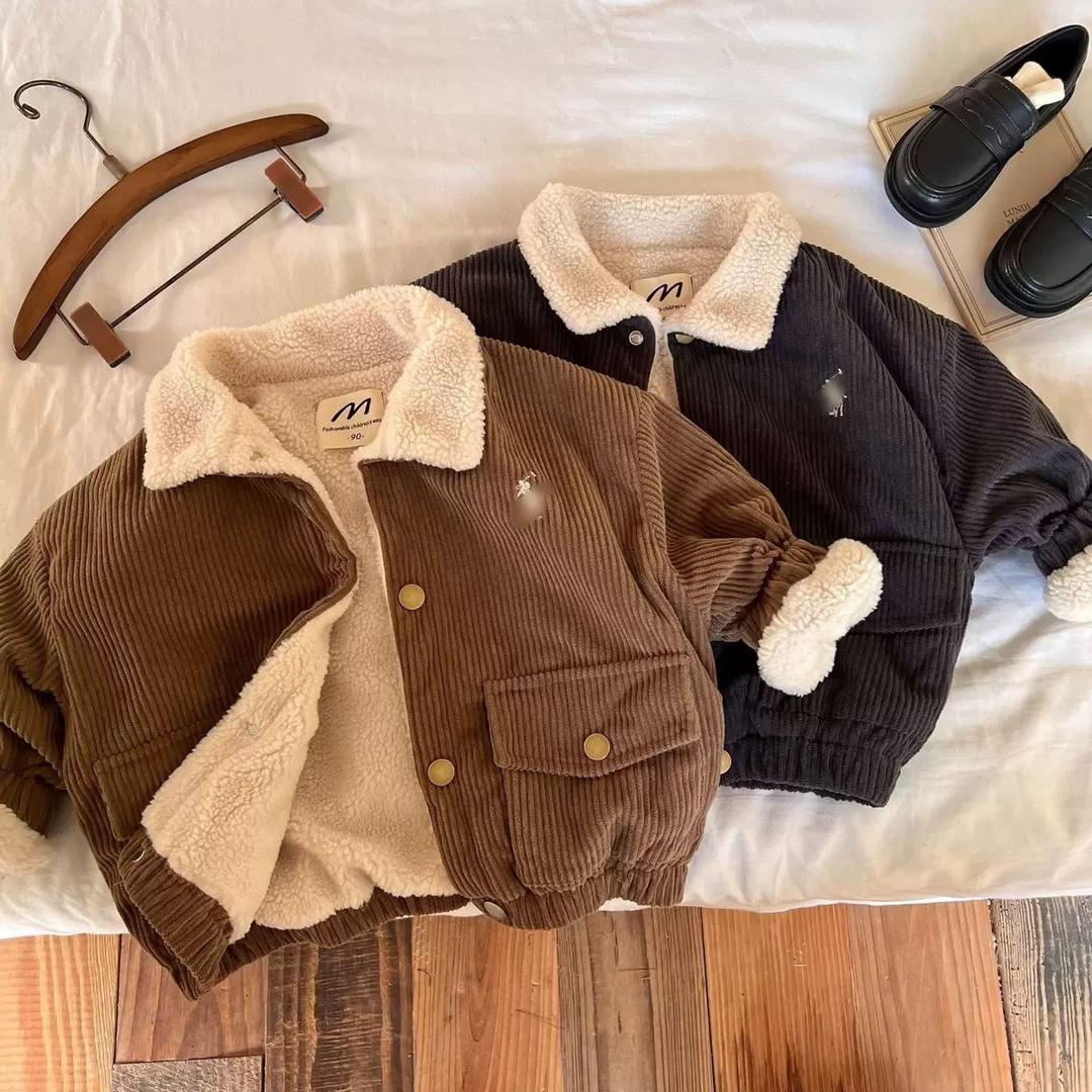 Veste en corduroy pour bébé garçon, modèle AURORE LUXURE, offrant confort avec une doublure en sherpa pour l'hiver, idéal pour les tout-petits.